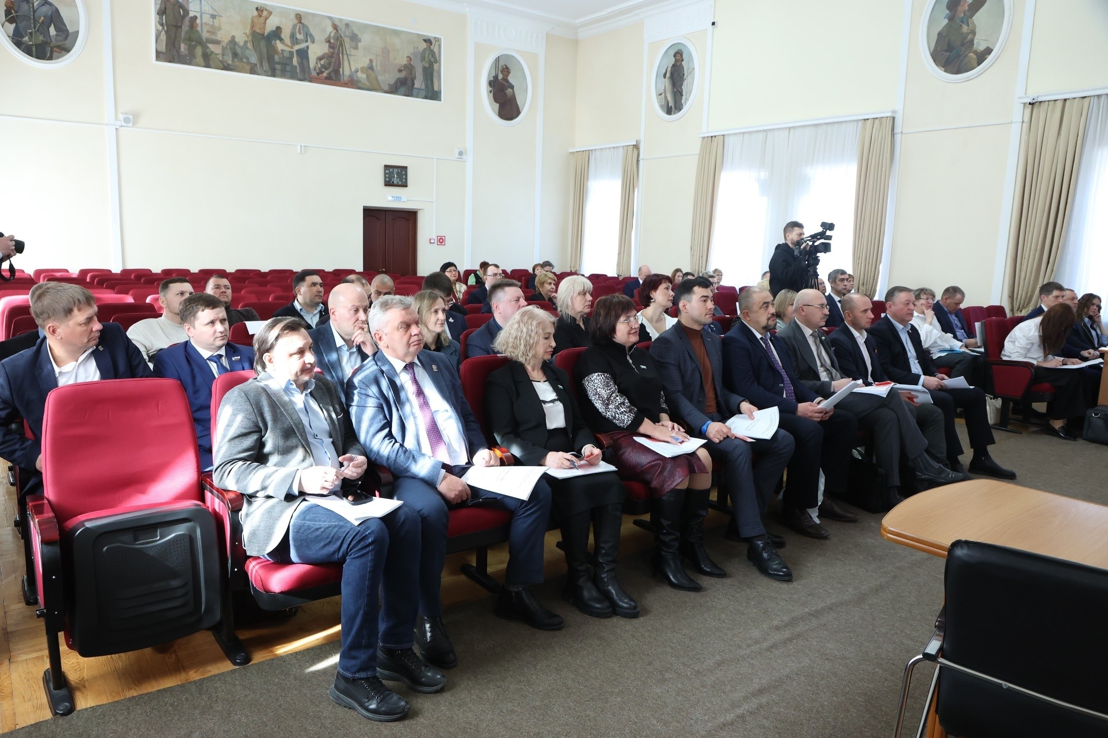 Оказание медицинской помощи – в центре внимания депутатов Оказание медицинской помощи – в центре внимания депутатов