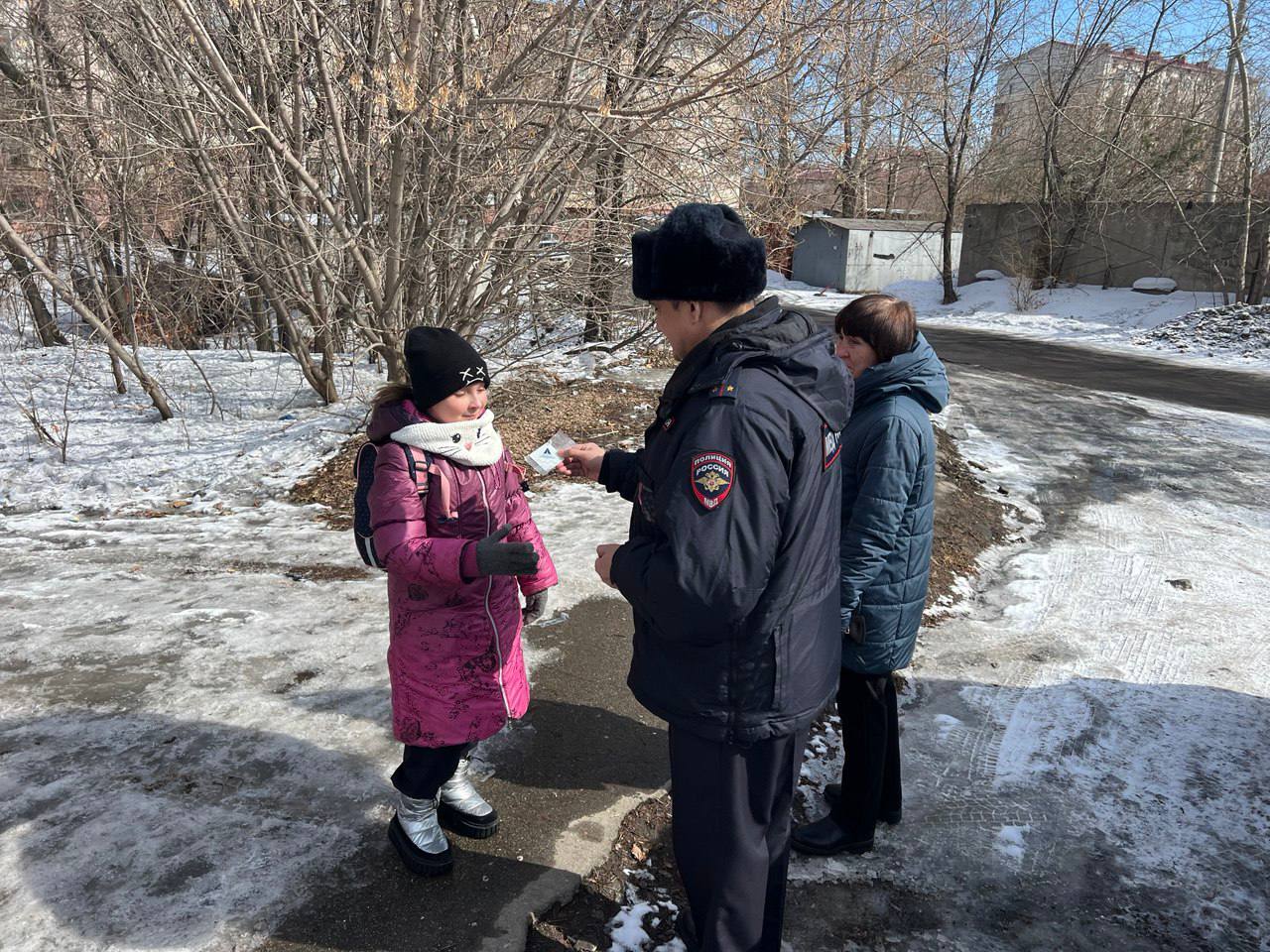 Сотрудники Госавтоинспекции Хабаровска провели полезную акцию под названием «Заметный пешеход» возле школ и детских садов