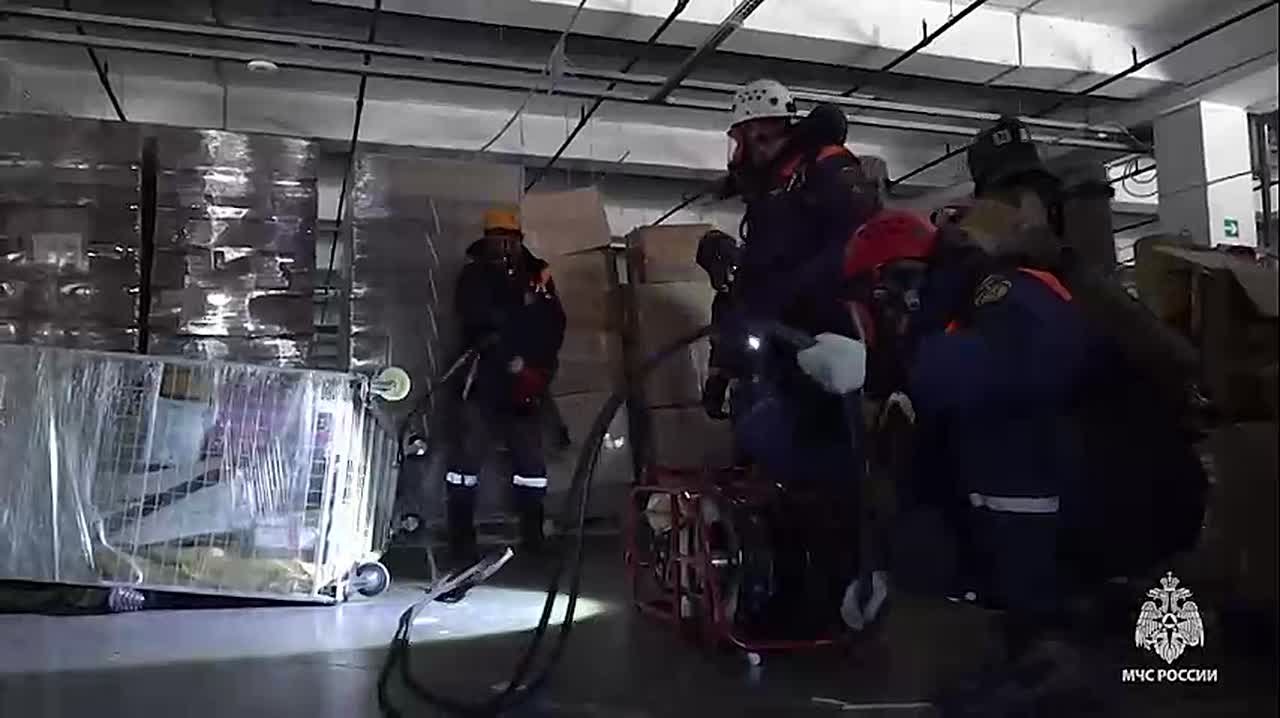 Пожарно-тактические учения для пожарных и спасателей МЧС прошли на складе маркетплейса в пригороде Хабаровска