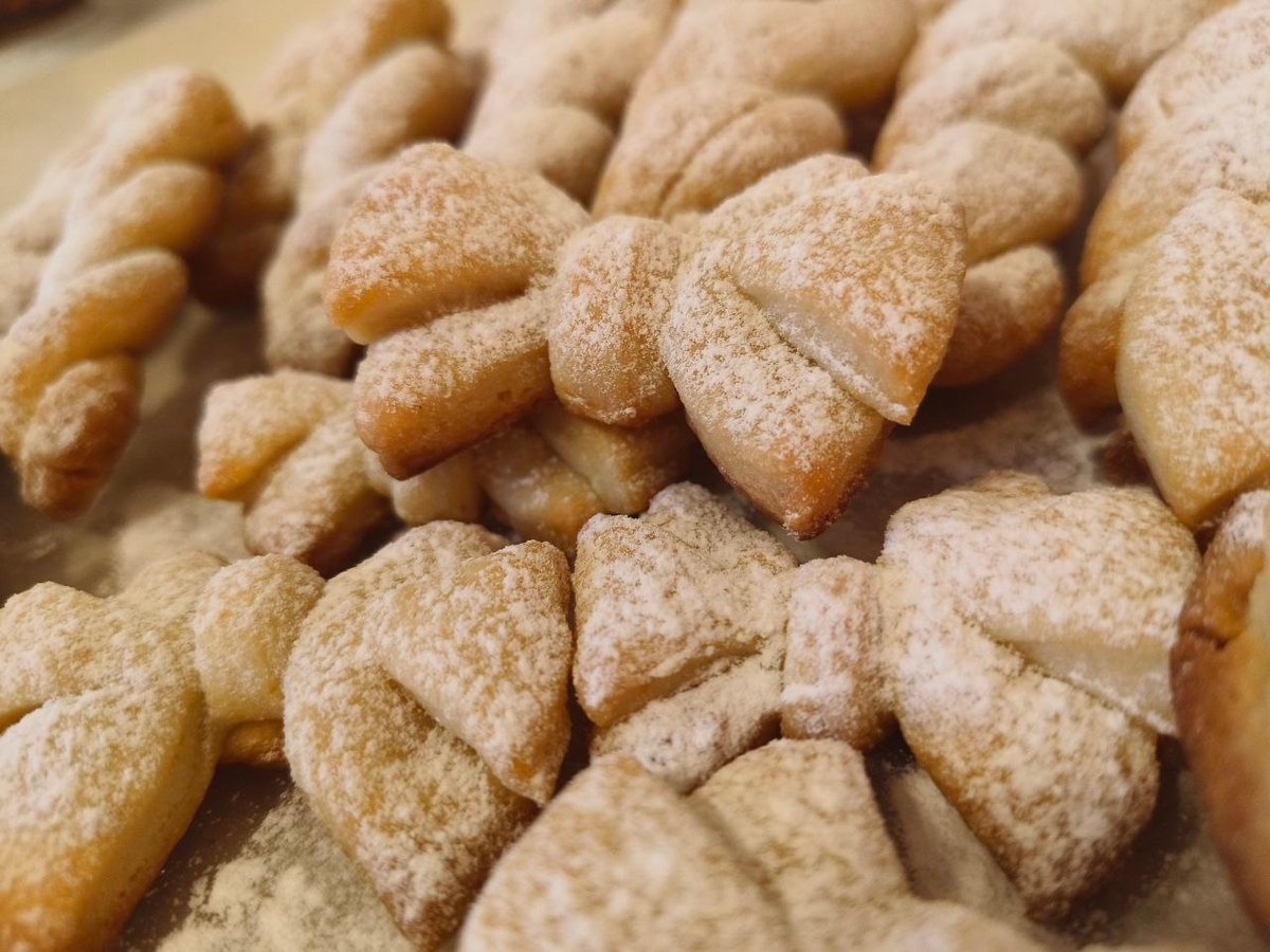 Тайны идеального печенья: как приготовить восхитительные бантики и жгутики на сметане