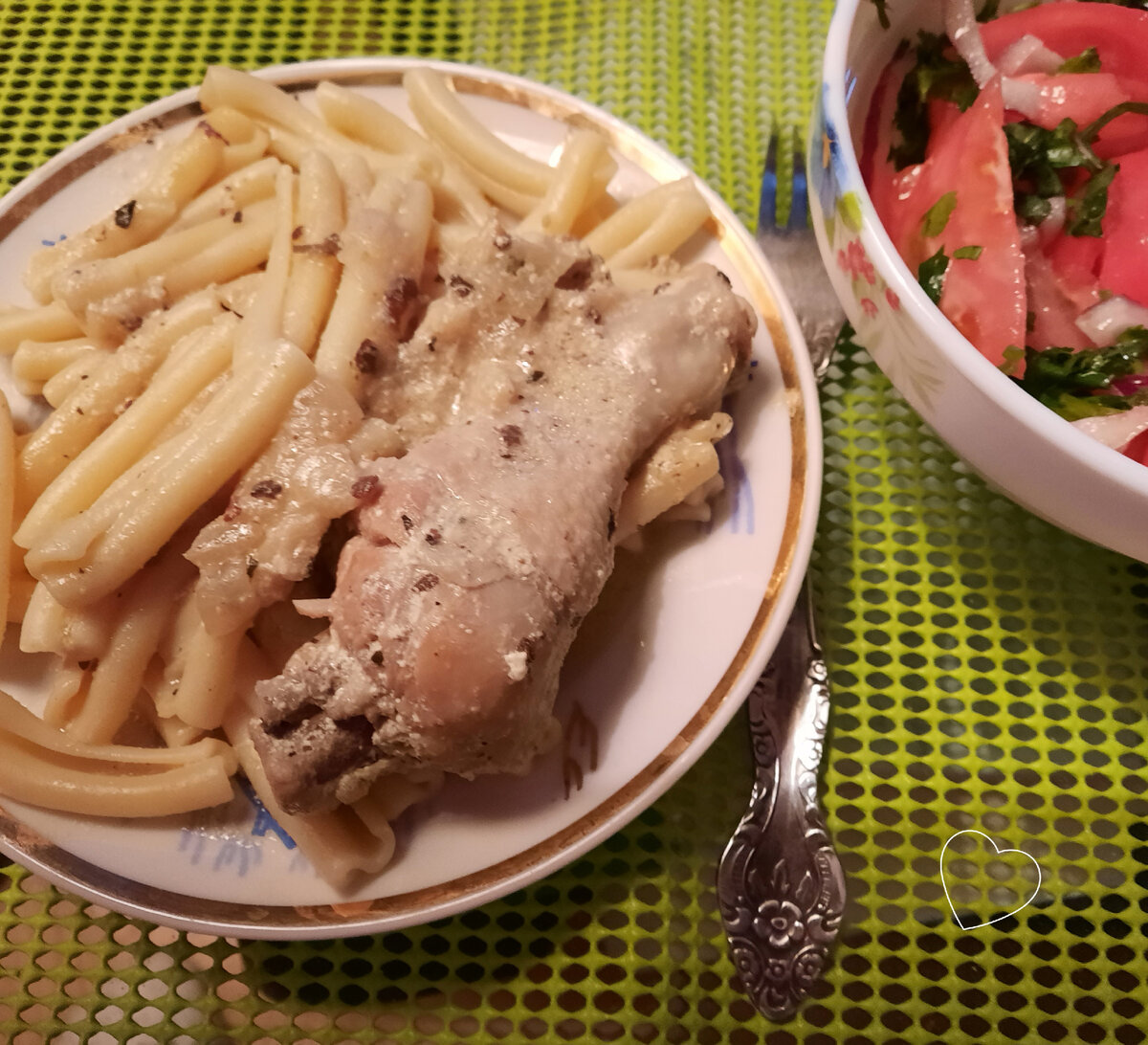 Ароматная курица с луком в сметане для быстрого обеда