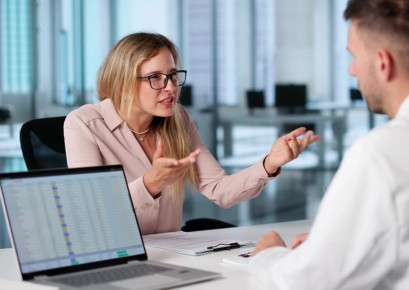 Кого могут уволить за мат на работе, рассказала эксперт