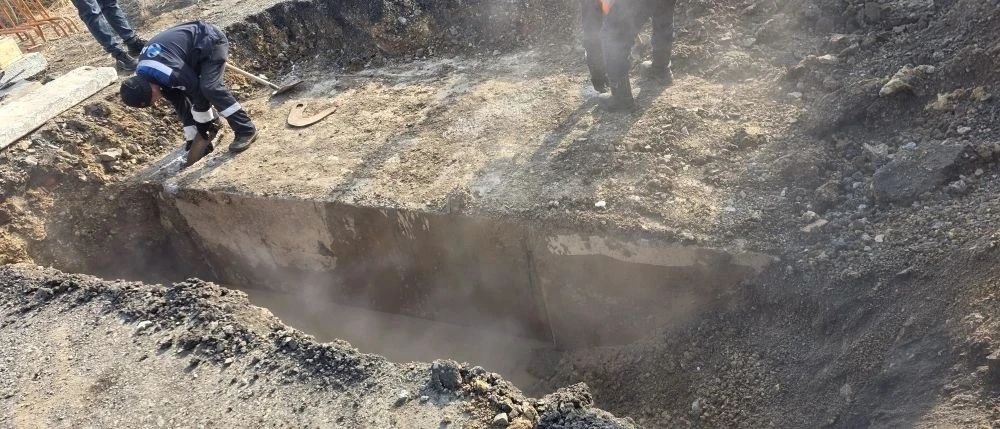 Аварийная бригада Хабаровских тепловых сетей ДГК установили место порыва на трубопроводе ТМ-32 Аварийная бригада Хабаровских тепловых сетей ДГК установили место порыва на трубопроводе ТМ-32