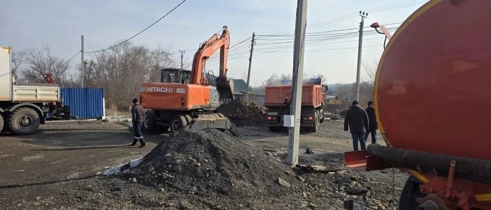 Аварийная бригада Хабаровских тепловых сетей ДГК установили место порыва на трубопроводе ТМ-32