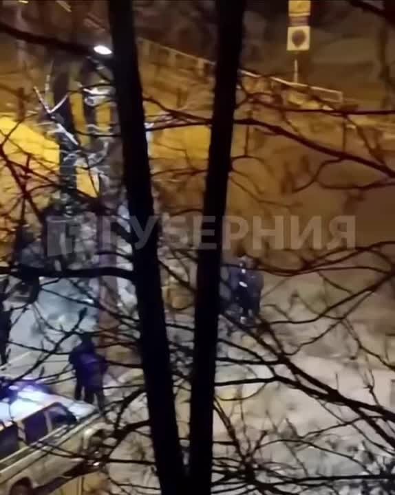 Шумные гулянки рядом с закусочной на Пятой площадке продолжаются