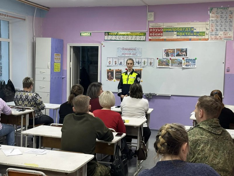 Сотрудники Госавтоинспекции города Юности и Ванинского района провели профилактическую работу с родителями учащихся средних школ Сотрудники Госавтоинспекции города Юности и Ванинского района провели профилактическую работу с родителями учащихся средних школ