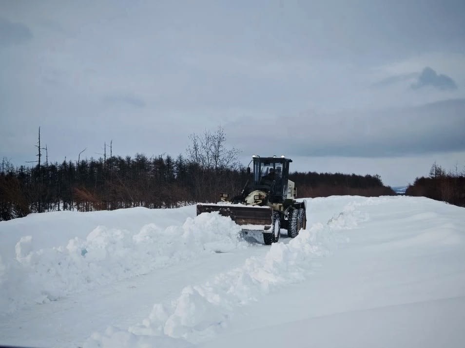 С последствиями снежного циклона в Охотском округе
