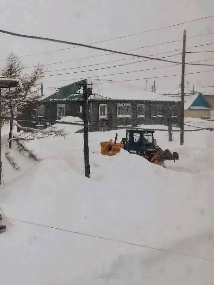 С последствиями снежного циклона в Охотском округе С последствиями снежного циклона в Охотском округе