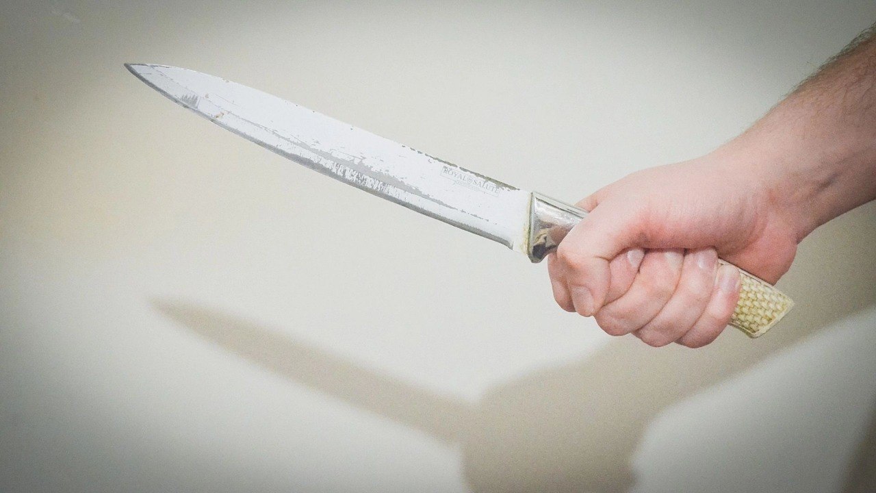 Хабаровский охранник поссорился с женой и ударил ее ножом