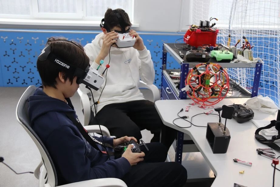 В школах края открываются площадки по обучению управления дронами В школах края открываются площадки по обучению управления дронами