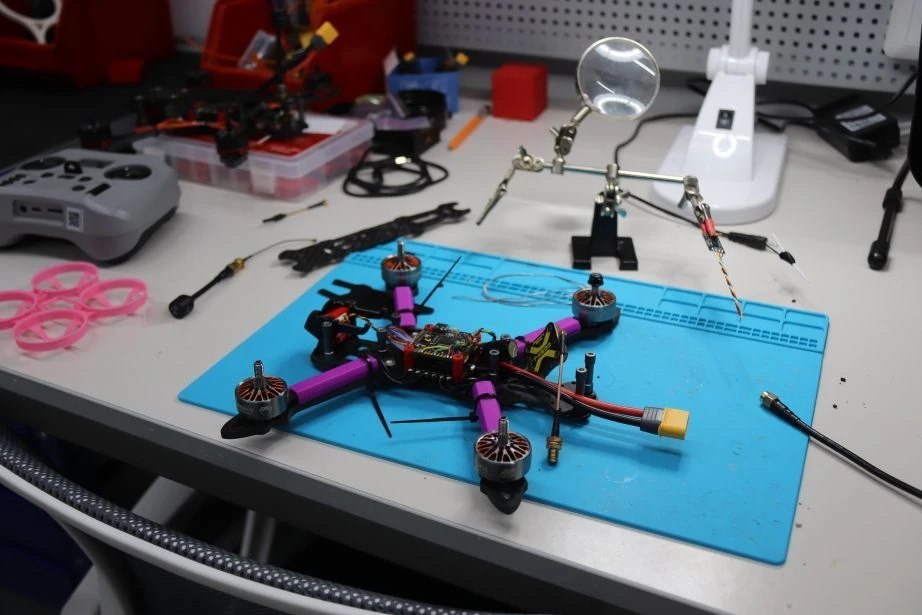 В школах края открываются площадки по обучению управления дронами В школах края открываются площадки по обучению управления дронами