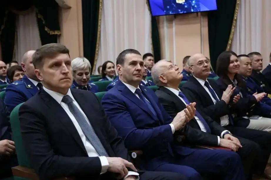 В Хабаровске с рабочим визитом побывал Генпрокурор России Александр Гуцан В Хабаровске с рабочим визитом побывал Генпрокурор России Александр Гуцан