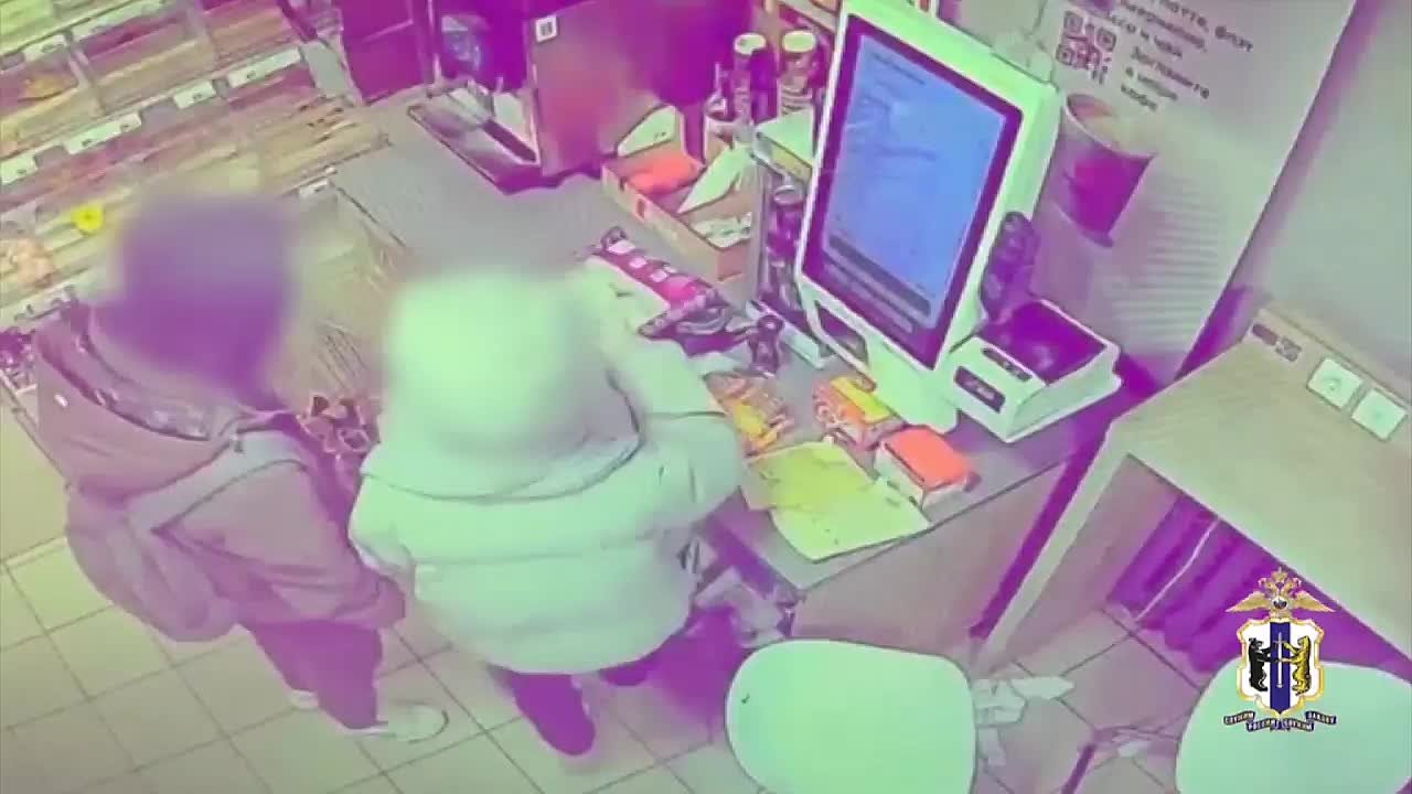 Двое молодых комсомольчан украли колбасу и сладости из магазина – раньше они там работали