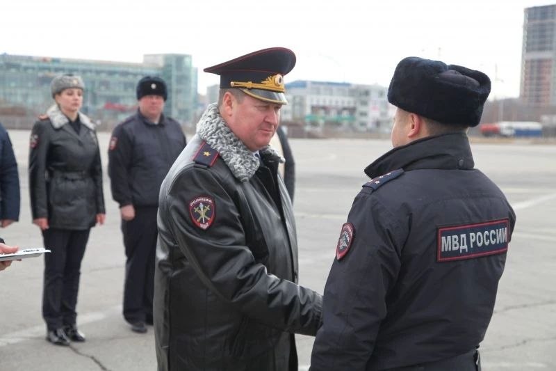 Начальник УМВД России по Хабаровскому краю вручил ключи от служебных автомобилей сотрудникам различных подразделений Начальник УМВД России по Хабаровскому краю вручил ключи от служебных автомобилей сотрудникам различных подразделений