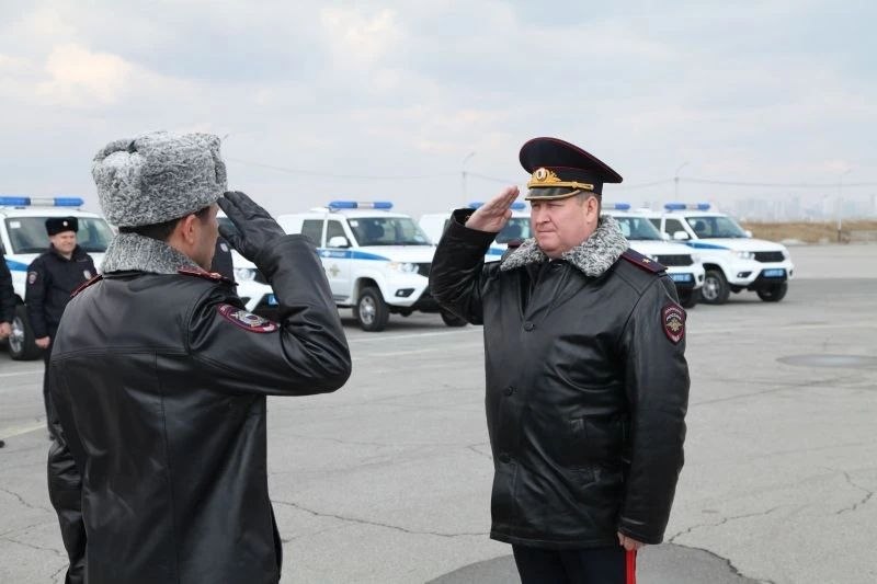 Начальник УМВД России по Хабаровскому краю вручил ключи от служебных автомобилей сотрудникам различных подразделений Начальник УМВД России по Хабаровскому краю вручил ключи от служебных автомобилей сотрудникам различных подразделений