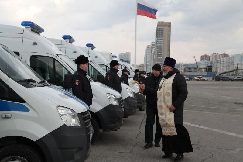 Начальник УМВД России по Хабаровскому краю вручил ключи от служебных автомобилей сотрудникам различных подразделений Начальник УМВД России по Хабаровскому краю вручил ключи от служебных автомобилей сотрудникам различных подразделений