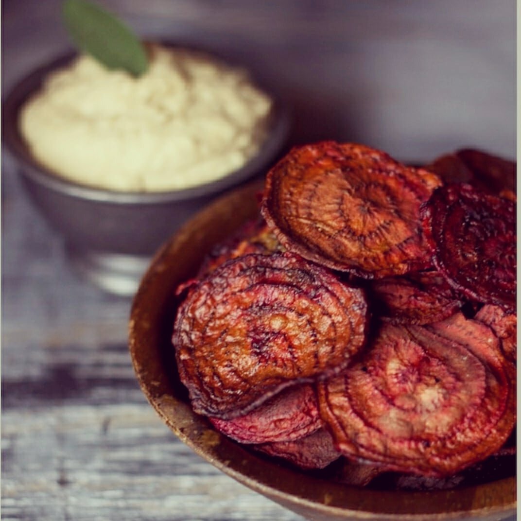 Удивительная закуска из свеклы: делаем хрустящую замену привычным угощениям