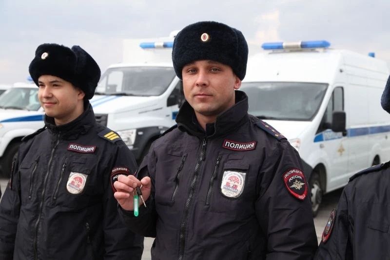 Начальник УМВД России по Хабаровскому краю вручил ключи от служебных автомобилей сотрудникам различных подразделений Начальник УМВД России по Хабаровскому краю вручил ключи от служебных автомобилей сотрудникам различных подразделений