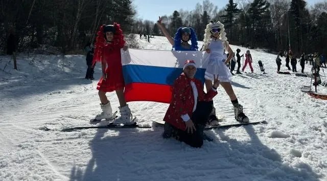 Горнолыжный комплекс «Хехцир» закрыл сезон костюмированным спуском