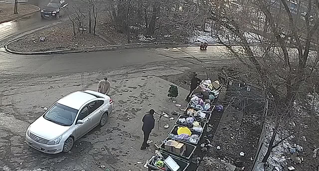 Опасные «развлечения»: мусор подожгли на контейнерной площадке на улице Руднева в Хабаровске