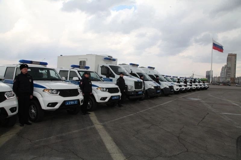 Начальник УМВД России по Хабаровскому краю вручил ключи от служебных автомобилей сотрудникам различных подразделений Начальник УМВД России по Хабаровскому краю вручил ключи от служебных автомобилей сотрудникам различных подразделений