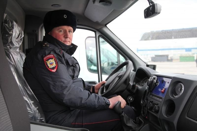 Начальник УМВД России по Хабаровскому краю вручил ключи от служебных автомобилей сотрудникам различных подразделений Начальник УМВД России по Хабаровскому краю вручил ключи от служебных автомобилей сотрудникам различных подразделений