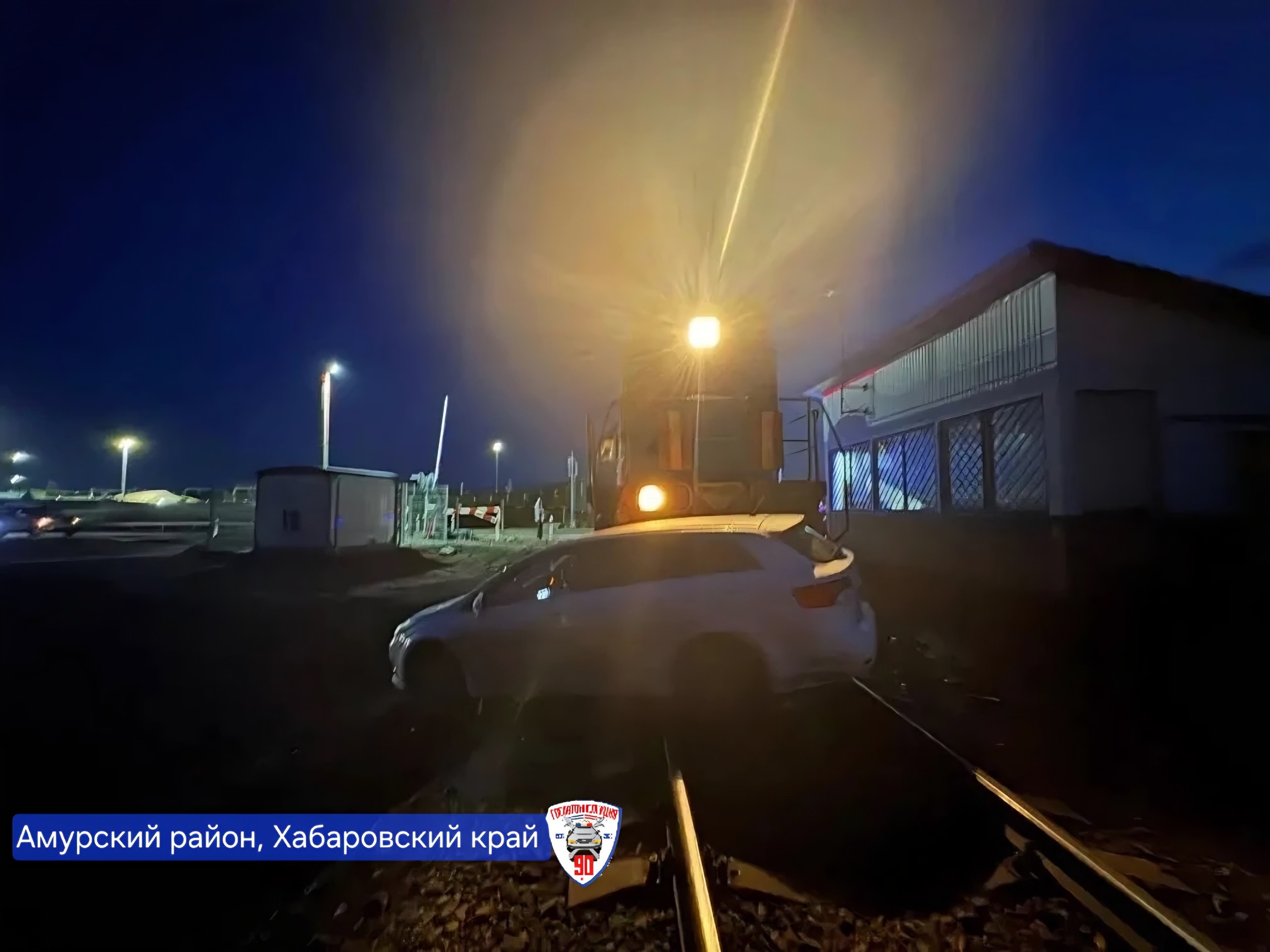 Ранним утром в Амурском районе на железнодорожном переезде столкнулись локомотив и автомобиль