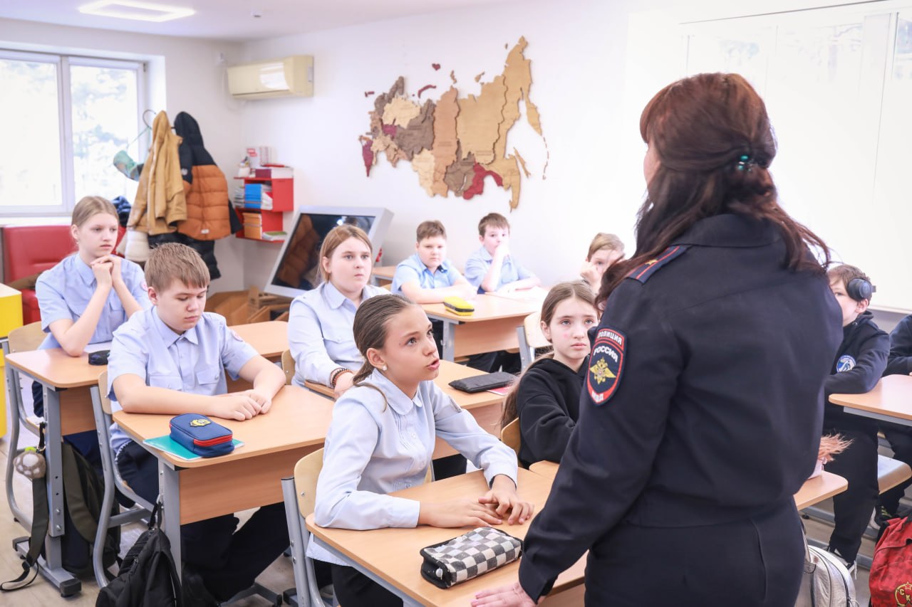 В Хабаровске транспортные полицейские и представители РЖД провели правовой урок на Детской железной дороге В Хабаровске транспортные полицейские и представители РЖД провели правовой урок на Детской железной дороге