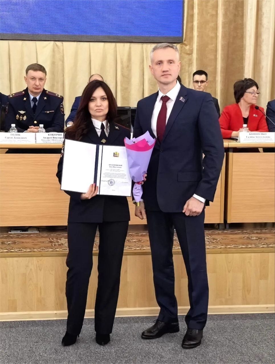 Председатель Хабаровской городской Думы Андрей Белоглазов отметил благодарственными письмами сотрудниц городской полиции Председатель Хабаровской городской Думы Андрей Белоглазов отметил благодарственными письмами сотрудниц городской полиции