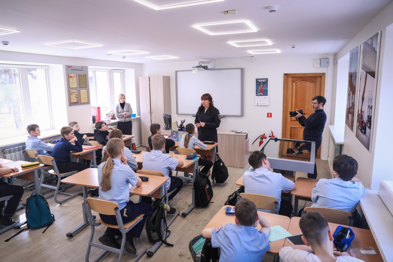 В Хабаровске транспортные полицейские и представители РЖД провели правовой урок на Детской железной дороге В Хабаровске транспортные полицейские и представители РЖД провели правовой урок на Детской железной дороге