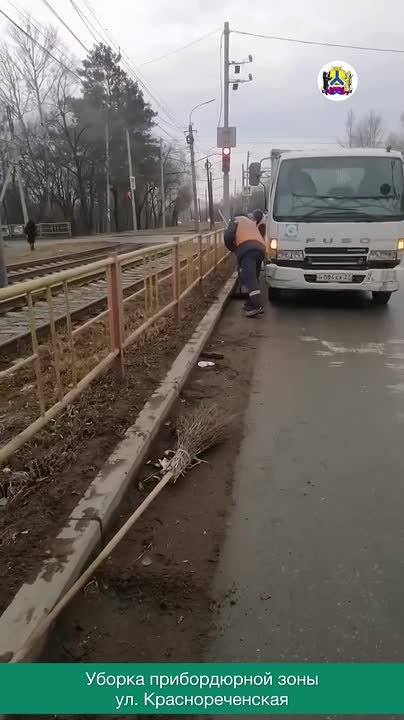 Сводка: очистка улиц. . За минувшие сутки на дорогах города работало 39 единиц техники