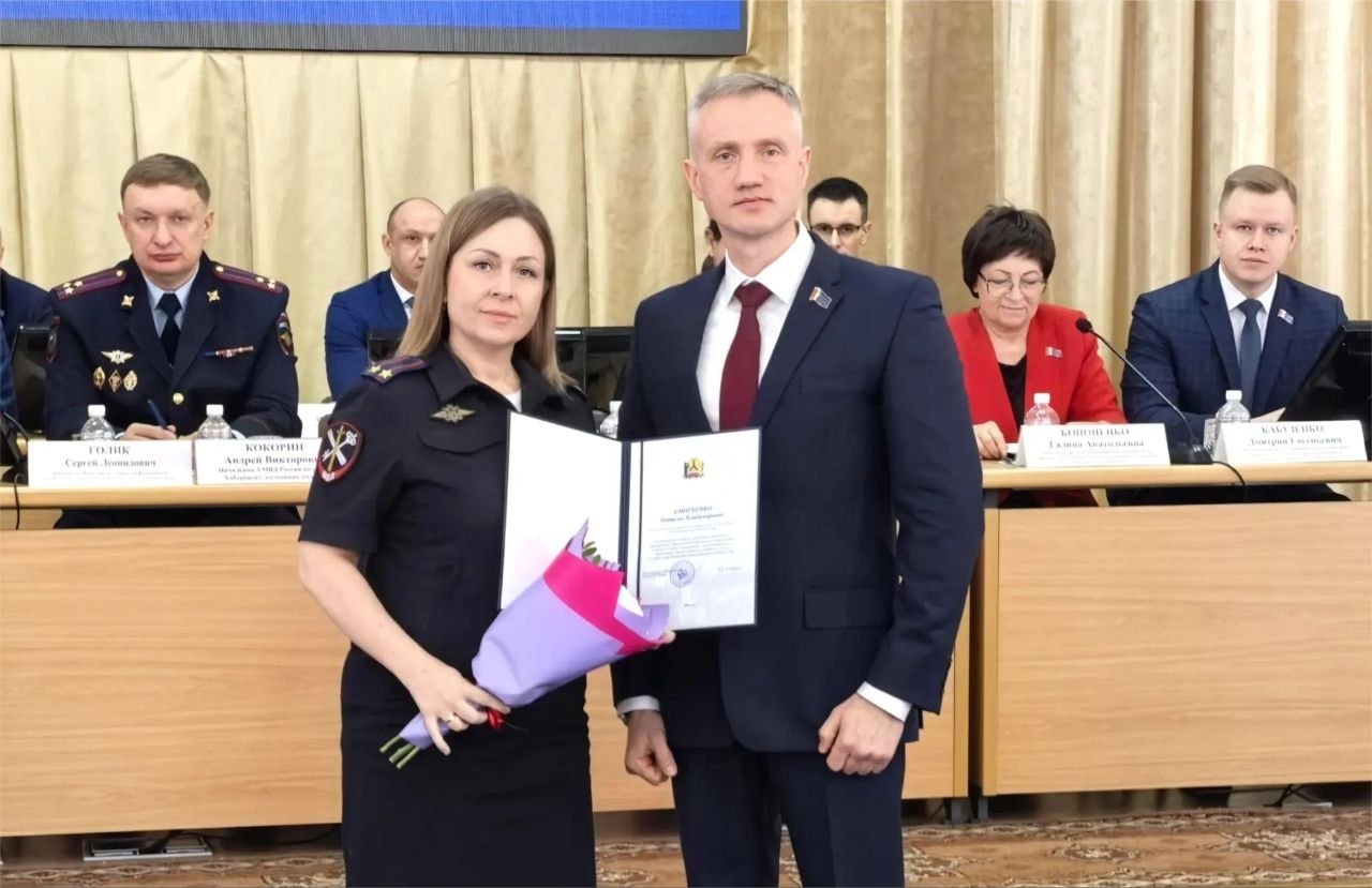 Председатель Хабаровской городской Думы Андрей Белоглазов отметил благодарственными письмами сотрудниц городской полиции Председатель Хабаровской городской Думы Андрей Белоглазов отметил благодарственными письмами сотрудниц городской полиции