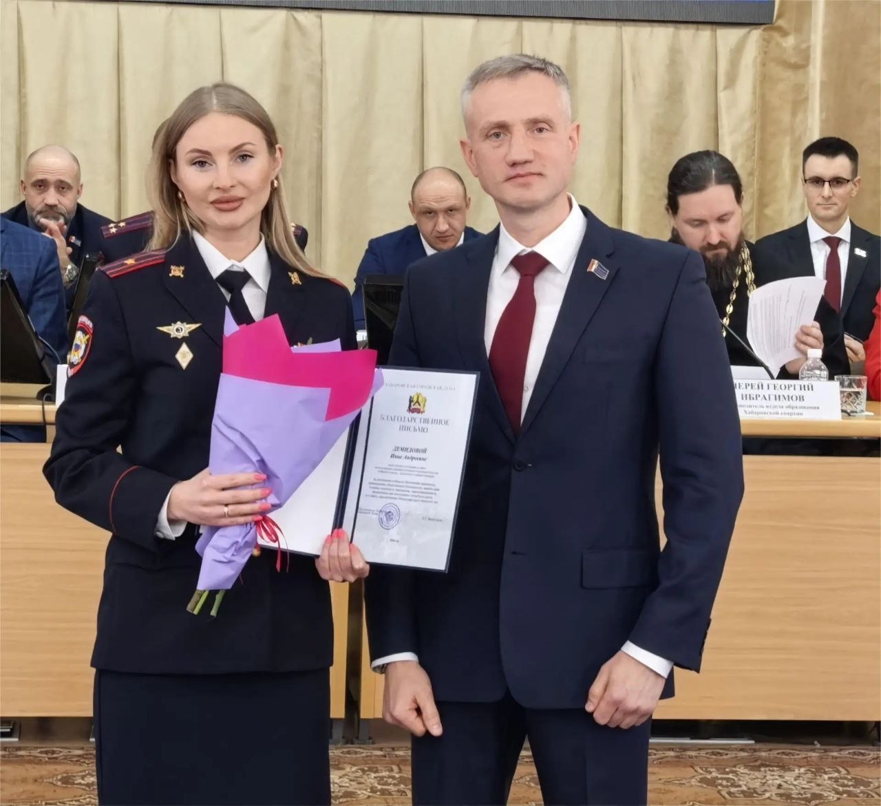 Председатель Хабаровской городской Думы Андрей Белоглазов отметил благодарственными письмами сотрудниц городской полиции
