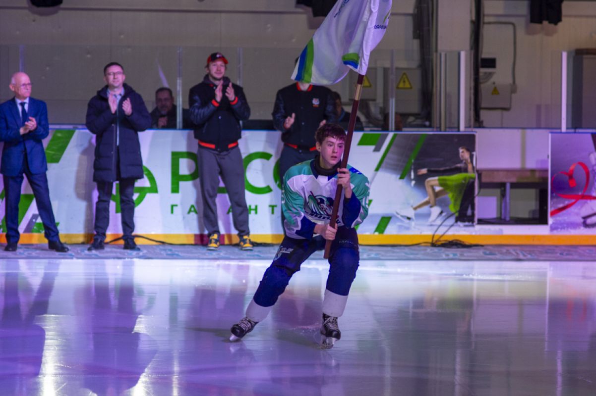 Амурск принял эстафету «Знамя спорта» на открытии первенства ДФО по хоккею