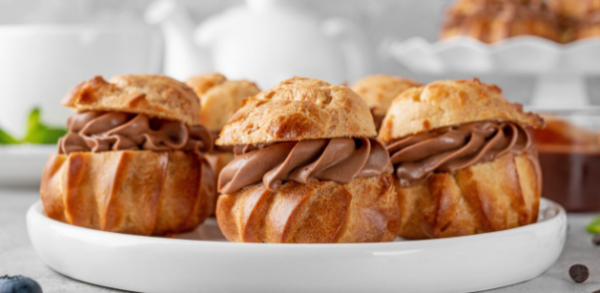 Эклеры с шоколадным кремом и мандаринами