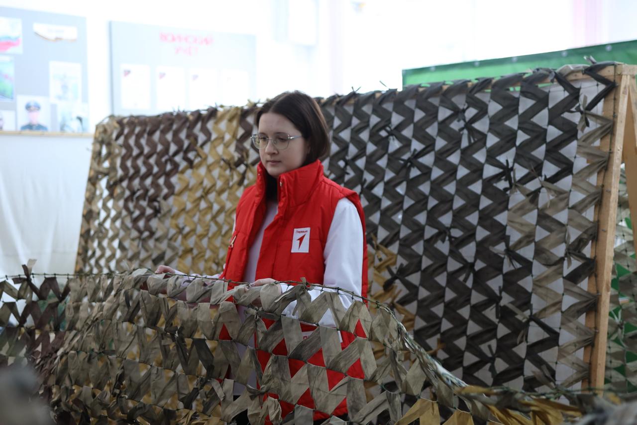 Хабаровские школьники сплели маскировочные сети для бойцов СВО Хабаровские школьники сплели маскировочные сети для бойцов СВО