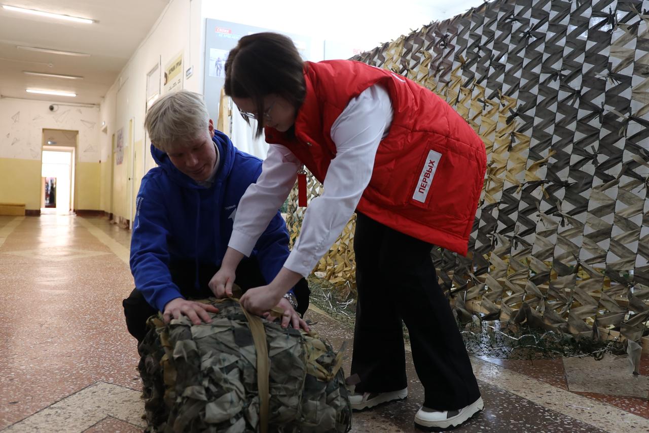 Хабаровские школьники сплели маскировочные сети для бойцов СВО Хабаровские школьники сплели маскировочные сети для бойцов СВО