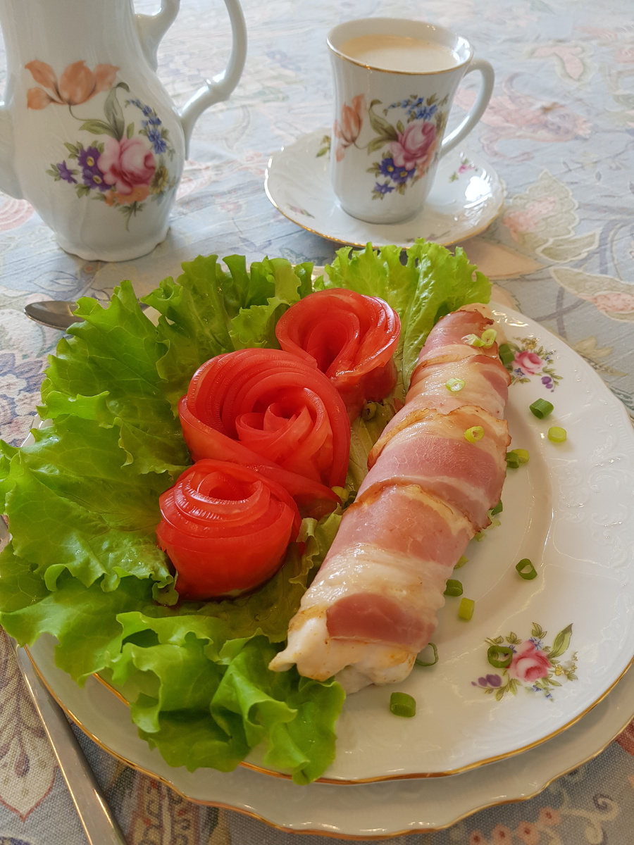 Кулинарный шедевр: куриные рулетики с беконом