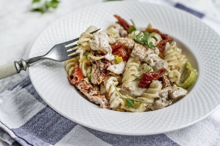 Сливочные фузилли с курицей и вялеными томатами