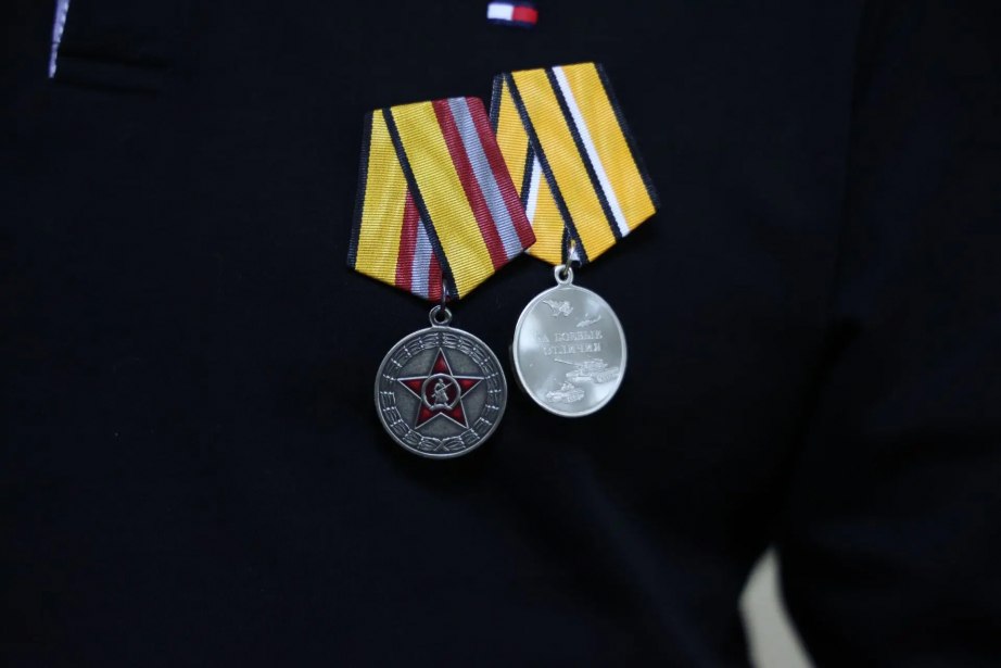 За боевые заслуги наградили сотрудника правительственной автобазы Хабаровского края За боевые заслуги наградили сотрудника правительственной автобазы Хабаровского края