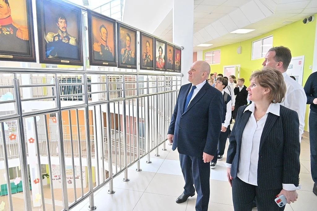 Сергей Кравчук: В Волочаевском лицее открылась выставка «100 портретов великих полководцев и правителей России» Сергей Кравчук: В Волочаевском лицее открылась выставка «100 портретов великих полководцев и правителей России»