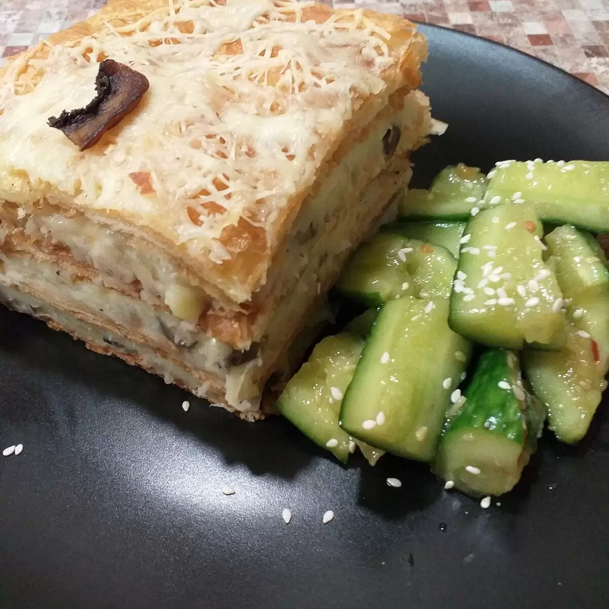 Вкусный «Наполеон»: горячая закуска с картофельно-грибным кремом и тянущимся сыром