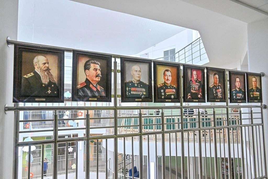 Сергей Кравчук: В Волочаевском лицее открылась выставка «100 портретов великих полководцев и правителей России» Сергей Кравчук: В Волочаевском лицее открылась выставка «100 портретов великих полководцев и правителей России»