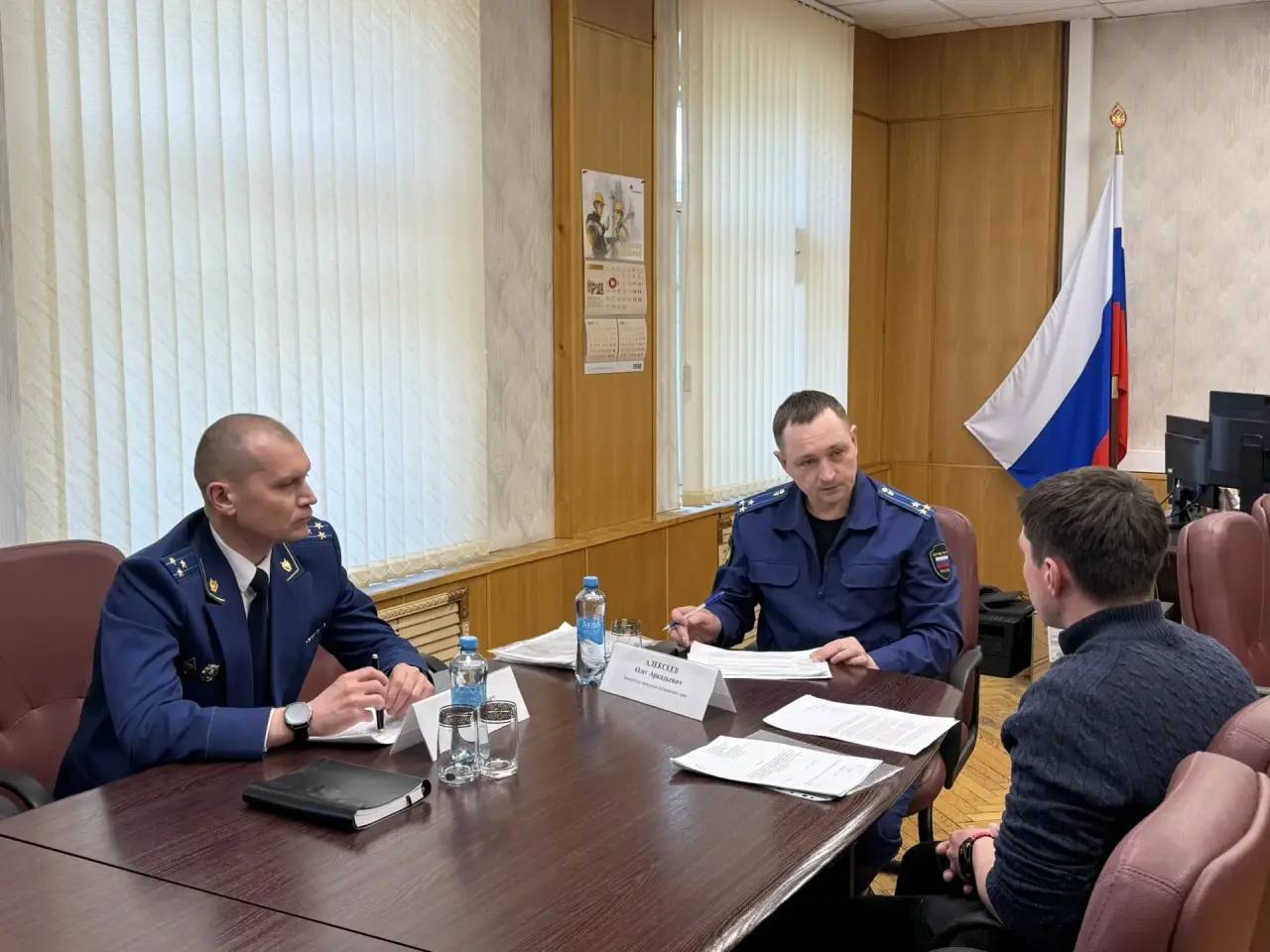 Заместитель прокурора края Олег Алексеев провел прием жителей Солнечного, Комсомольского районов и г. Комсомольска-на-Амуре Заместитель прокурора края Олег Алексеев провел прием жителей Солнечного, Комсомольского районов и г. Комсомольска-на-Амуре