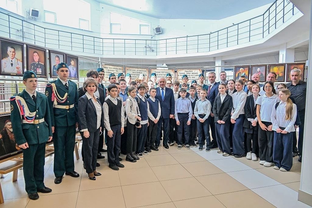 Сергей Кравчук: В Волочаевском лицее открылась выставка «100 портретов великих полководцев и правителей России»