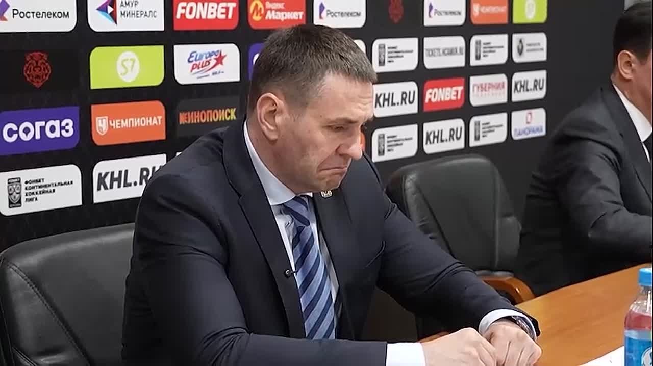 Губернатор края провёл встречу с игроками, тренерским составом и руководством хоккейного клуба «Амур»