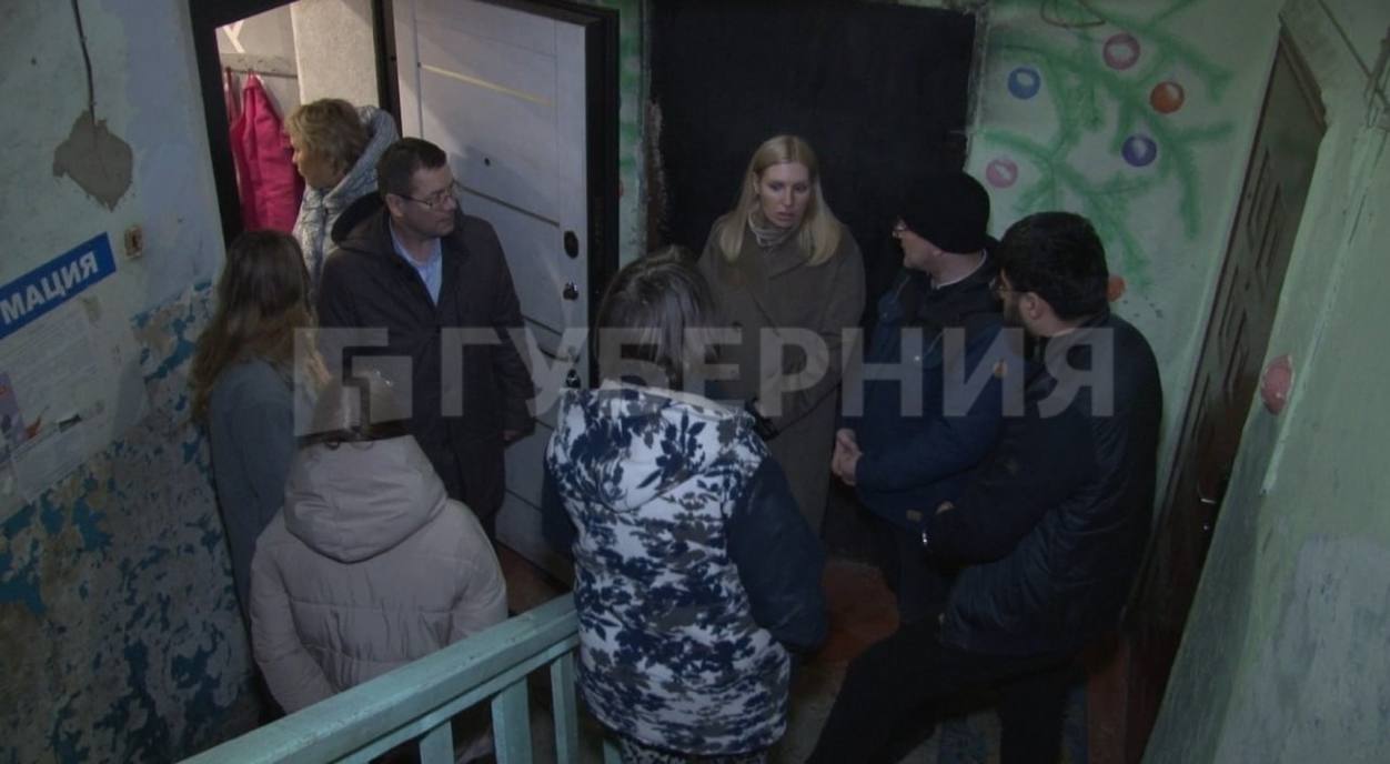 Больше года без потолка: проблема аварийного дома в Корфовском наконец сдвинулась с мертвой точки Зимой прошлого года в одном из домов Корфовского обрушился потолок. Многодетная семья осталась практически без крыши над...