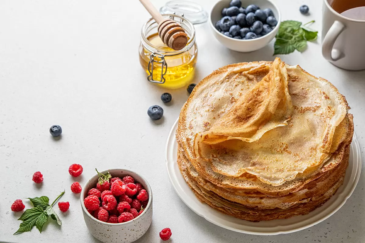 Тонкие блины на молоке: рецепты, которые стоит попробовать этой Масленицы