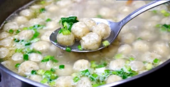 Нежный куриный суп с сырными шариками: простой и вкусный рецепт для обедов