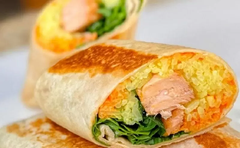 Быстрый ужин за 15 минут: рыбный ролл в лаваше, который покорит ваше сердце